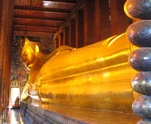 Statue du Bouddha couché dans le temple Wat Pho